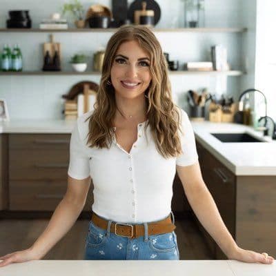 Chelseas Messy Apron color logo