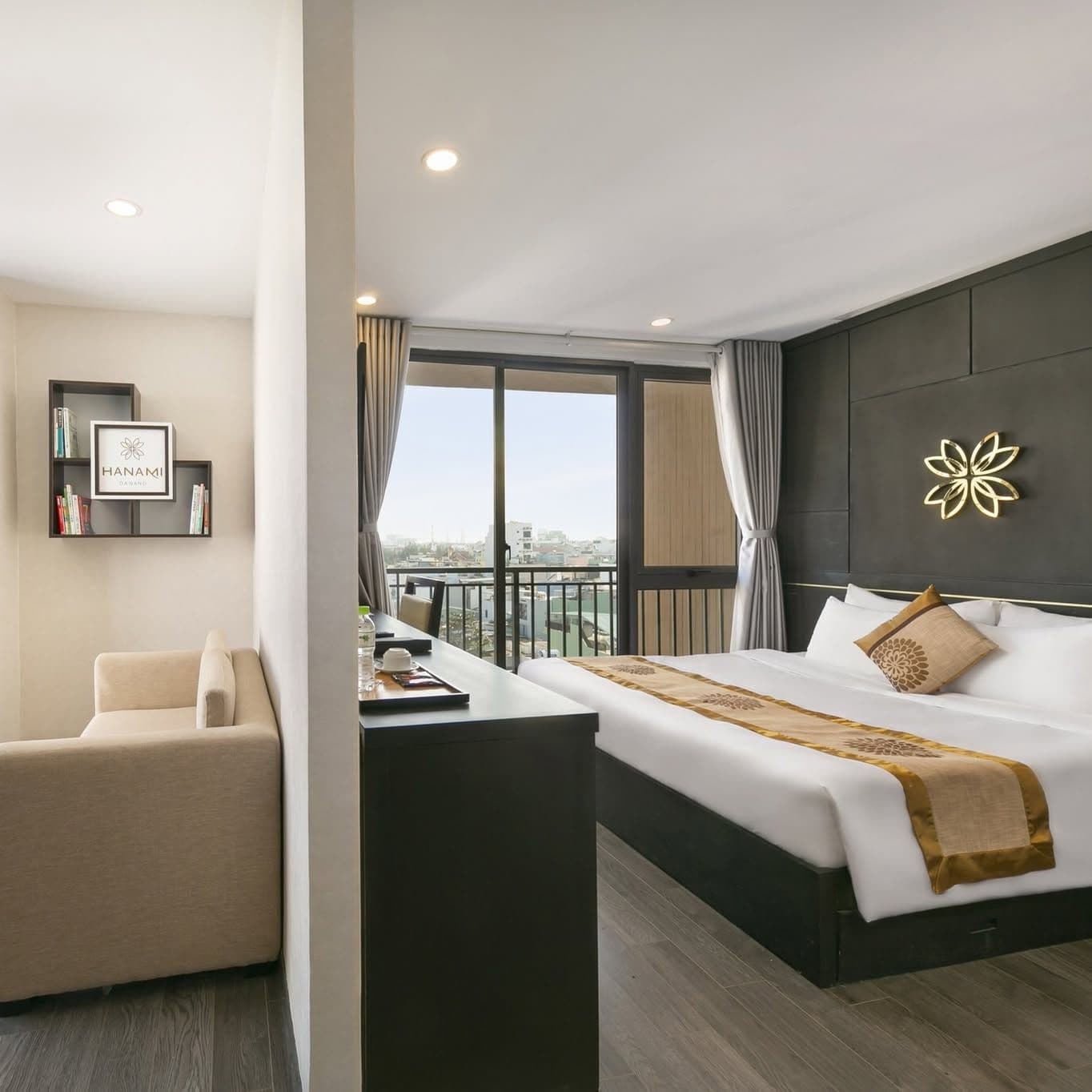 Hanami Hotel Danang color logo